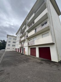 MONTIGNY LES METZ .  Bel appartement lumineux, traversant, type 3 pièces, dans une copropriété bien tenue, au 2ème étage avec ascenseur, dégagement, séjour accès balcon vue sur parc privatif, cuisine fermée accès balcon, 2 chambres, un dressing, salle de bain, wc indépendant.<br> Secteur de la Grange le Mercier, toutes commodités à proximité, quartier verdoyant et calme.<br> un grenier, une cave et un garage fermé complètent ce bien.<br> chauffage collectif urbain<br> DPE: C/ GES: C<br>  