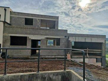 Nouveau projet d'une Maison unifamiliale à ETTELBRUCK.  

EN GROS OEUVRE !!!!!!!!!!!!  

Maison clés en main possible, avec des finitions aux choix du client Possible.  
Situé dans une rue très calme et sans issue en plein coeur d'Ettelbruck.  

La maison se démarquent par une archtitecture moderne intégrée dans le cadre villageois. De plus, la maison bénéficie d'une vue exceptionnelle sans vis a vis.  
LOT A 286 m² surface utile 400m² surface totale:  Composition du lot A : 

rez-de-jardin -2: Hall, garages, salle de bain, bureau, cave.  rez-de-jardin 

-1: Hall, trois chambres à coucher dont deux avec dressing, salle de bain et local technique.  

- rez-de-chaussée: hall d'entrée, cuisine ouverte donnant très spacieux séjour/salle à manger, WC séparé, bureau et WC séparé.  

- retrait: grande chambre parentale donnant sur terrasse, dressing, salle de bains (7.15 m²), local technique.  

TVA 14% Récupérable !!!!!!!!!!  

Pour tout complément d'information et/ou la documentation détaillée, contactez-nous au tél: 691 850 805.  
Proposition de crédit/financement à taux compétitif d'une banque luxembourgeoise incluse dans nos services gratuits.