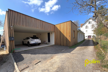 Environnement calme, coup de coeur !.  Magnifique plain pied construit en 2021 offrant plus de 150 m2 de surface habitable. Belle pièce de vivre de 45 m2 très lumineuse, cuisine équipée moderne, trois chambres dont une suite parentale, salle de bain et douche, garage ouvert.
 Terrasse sur l'arrière sans vis a vis et un joli coin cocooning sur le côté de la maison. Coup de coeur assuré !!!
 Les informations sur les risques auxquels ce bien est exposé sont disponibles sur le site Géorisques : www.georisques.gouv.fr