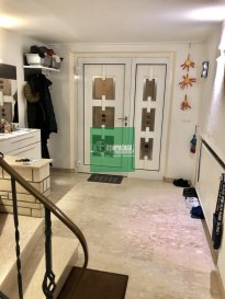 Tempocasa Strassen, vous propose cette magnifique maison mitoyenne, complètement rénovée dans un style moderne et lumineux.

La maison offre une surface habitable de 126,22 m2 et une surface utile de 86,26 m2, érigée sur un terrain de 1a72ca.

La maison se compose comme suite:
Au rez-de-chaussée:
- grand hall d'entrée lumineux avec accès au
  garage
Le 1ér étage, dispose:
- d'un hall
- un bureau
- cuisine fermée avec accès sur la terrasse et 
  son jardin
- un living ouvert sur la salle à manger

Le 2ème étage, dispose:
- d'un hall de nuit
- une chambre à coucher de 7,81 m2
- une chambre à coucher de 15,55 m2
- une chambre à coucher de 16,29 m2
- une salle de douche 