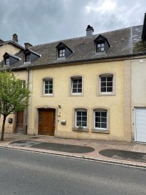 A VENDRE  
Maison à Useldange  
  
- Cuisine avec accès terrasse  
- Salon / Living  
- 2 Salles de bains  
- 1 bureau  
- 4 chambres à coucher  
- Wc séparé  
  
- Grenier  
- Garage pour 2 voitures  
  
Extérieur :  
- Jardin  
- Terrasse  
  
Bon à savoir :  
Fenêtres double vitrage / chaudière 1996  
  
Situation agréable et tranquille  
  
Nous vous invitons à contacter :  
Moura Jemp  
Tèl : +352621216646  
  
Les surfaces et superficies sont indicatives.