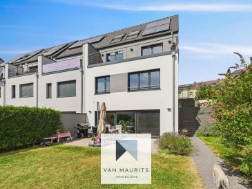 Dans un cadre verdoyant et soigné, cette maison spacieuse, soigneusement entretenue et parfaitement équipée, offre un confort de vie exceptionnel sur plusieurs niveaux. Avec ses volumes généreux, ses finitions de qualité et son jardin arboré de 150 m², elle conviendra parfaitement à une famille à la recherche d'espace, de fonctionnalité et de prestations modernes.
.
La maison est le dernier d'une impasse où les enfants peuvent jouer en toute insouciance. 
Dès l'entrée, un hall accueillant de 16 m² donne accès à une chambre de 17 m² (CH01), à une salle de douche moderne de 7 m² (douche, lavabo, miroir, chauffe-serviettes et WC), ainsi qu'à un débarras de 2 m², une cave de 4 m² et une cage d'escalier de 5 m². Un garage spacieux de 23 m² avec porte motorisée complète ce niveau. Un carport débarras se trouve à côté de la maison.
.
Rez-de-jardin
L'espace de vie principal se trouve au niveau inférieur, avec un séjour spacieux de 53 m² regroupant salon, salle à manger et cuisine ouverte. La cuisine est entièrement équipée avec des appareils BOSCH : cuisinière vitrocéramique, four, micro-ondes, hotte, frigo, congélateur, lave-vaisselle, meubles sur mesure et plan de travail élégant. Une arrière-cuisine de 11 m², un local technique de 9 m², une cage d'escalier et un WC séparé complètent ce niveau. L'accès à une large terrasse de 27 m² se fait depuis le séjour, prolongeant harmonieusement l'espace de vie vers l'extérieur.
.
1er étage
L'étage dispose de deux chambres de 16 m² chacune (CH02 et CH03), d'un bureau lumineux de 8 m², d'un hall d'entrée de 5 m² et d'un WC séparé. Une grande salle de bain de 11 m² vous offre un espace de bien-être avec baignoire, douche et double lavabo. Un balcon de 11 m² exposé au sud prolonge cet étage avec vue dégagée.
.
Grenier aménagé
Le dernier niveau comprend une salle multifonctionnelle de 33 m² lumineuse (idéal pour un espace détente, une salle de jeux ou une salle de sport), un rangement de 11 m², un hall de 4 m², offrant des possibilités d'aménagement supplémentaires.
.
Confort et équipements
Parquet dans les chambres, les halls, la cuisine et le séjour ; carrelage dans les salles d'eau
Châssis PVC avec triple vitrage, stores, Velux Cabrio, et volets électriques
Chauffage au sol avec chaudière au gaz
Alarme, panneaux photovoltaïques, spots encastrés, vidéophone
Terrain arboré et entièrement clôturé, avec jardin de 150 m² orienté Sud
.
Agent responsable
Maurits van Rijckevorsel
+352 621 198 891 - maurits@vanmaurits.lu