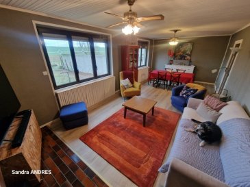 REF/686

Maison familiale d'environ 130 m² mitoyenne d'un seul côté seulement, jardin avec vue sur les champs et 2 garages d'environ 25 m² et 30 m² complète ce bien.

En rez-de-chaussée: entrée par une véranda d'environ 8 m², couloir desservant la cuisine d'environ 11 m², un spacieux salon/séjour d'environ 30 m² très lumineux, WC séparé et accès sous-sol.

A l'étage : couloir desservant 4 chambres dont une avec balcon, une salle d'eau avec WC également, un accès au comble aménageable en partie d'environ 60 m², le tout sur dalle.

Sous-sol: Chaufferie/buanderie et espace de rangement avec accès jardin.

Chauffage central fuel, double vitrage aluminium avec volets roulants manuels et électriques en partie.

Consommation énergétique primaire: F
Consommation énergétique finale: F

Les informations sur les risques auxquels ce bien est exposé sont disponibles sur le site Géorisques

N'hésitez pas à prendre contact auprès de NOUVELLE AGENCE SAINT CHRISTOPHE AU 03 87 30 13 66 ou demandez SANDRA au 06 98 80 62 37, agent immobilier inscrite au RCS de Metz sous le n° 831 288 303