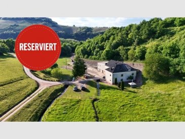 Ehemalige Mühle oder idyllischer kleiner Bauernhof – Einzellage mit viel Potenzial



Inmitten unberührter Natur, fernab vom Trubel des Alltags, befindet sich dieses besondere Anwesen – eine ehemalige Mühle bzw. ein kleiner Bauernhof in herrlicher Alleinlage. Das ca. 250?m² große Wohnhaus wurde in zwei großzügige Wohneinheiten mit 110?m² und 140?m² unterteilt und bietet vielfältige Nutzungsmöglichkeiten – ideal für große Familien, Mehrgenerationenwohnen oder Wohnen und Arbeiten unter einem Dach.



Raumaufteilung:



Erdgeschoss: Wohnzimmer, Küche, Esszimmer, Schlafzimmer, Bad/WC
Obergeschoss: Wohnzimmer, Küche, Esszimmer, drei Schlafzimmer, Bad/WC
Dachgeschoss: Zwei weitere Schlafzimmer sowie zusätzliche Ausbaumöglichkeiten




Das Grundstück – ein Paradies für Tierliebhaber und Selbstversorger:

Auf rund 1,4 Hektar Eigenland direkt am Haus verteilen sich zahlreiche Nebengebäude, die eine landwirtschaftliche oder hobbymäßige Nutzung ermöglichen:



Stall mit Pferdeboxen
Große Garage
Heulager
Gerätehalle
Maschinenschuppen
Eigener Brunnen sowie Wasserrecht




Diese Immobilie vereint ländlichen Charme, großzügige Platzverhältnisse und eine traumhafte Lage – ein Rückzugsort mit vielfältigen Möglichkeiten.