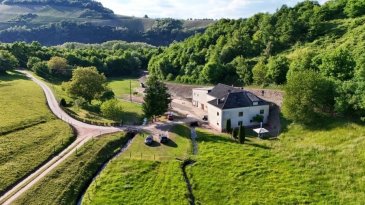 Ehemalige Mühle oder idyllischer kleiner Bauernhof – Einzellage mit viel Potenzial



Inmitten unberührter Natur, fernab vom Trubel des Alltags, befindet sich dieses besondere Anwesen – eine ehemalige Mühle bzw. ein kleiner Bauernhof in herrlicher Alleinlage. Das ca. 250?m² große Wohnhaus wurde in zwei großzügige Wohneinheiten mit 110?m² und 140?m² unterteilt und bietet vielfältige Nutzungsmöglichkeiten – ideal für große Familien, Mehrgenerationenwohnen oder Wohnen und Arbeiten unter einem Dach.



Raumaufteilung:



Erdgeschoss: Wohnzimmer, Küche, Esszimmer, Schlafzimmer, Bad/WC
Obergeschoss: Wohnzimmer, Küche, Esszimmer, drei Schlafzimmer, Bad/WC
Dachgeschoss: Zwei weitere Schlafzimmer sowie zusätzliche Ausbaumöglichkeiten




Das Grundstück – ein Paradies für Tierliebhaber und Selbstversorger:

Auf rund 1,4 Hektar Eigenland direkt am Haus verteilen sich zahlreiche Nebengebäude, die eine landwirtschaftliche oder hobbymäßige Nutzung ermöglichen:



Stall mit Pferdeboxen
Große Garage
Heulager
Gerätehalle
Maschinenschuppen
Eigener Brunnen sowie Wasserrecht




Diese Immobilie vereint ländlichen Charme, großzügige Platzverhältnisse und eine traumhafte Lage – ein Rückzugsort mit vielfältigen Möglichkeiten.