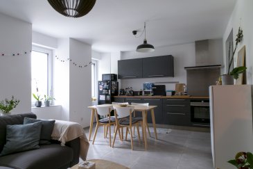 DUDELANGE, 15, route de Kayl, bel appartement en excellent état, au premier étage sans ascenseur, partiellement meublé dans une petites copropriété de 2015, de 70m2 et comprenant :entrée, living, cuisine équipée ouverte sur le living, deux chambres à coucher, salle de bains avec WC et baignoire, une cave avec branchement pour lave-linge. Libre le premier août 2026  
Loyer : 2100 euros + 200 euros de charges.  
Frais d'agence : un mois de loyer +TVA, 50% à charge du locataire, 50 % à charge du bailleur. Contact et visites : Rosalba MAITRE, téléphone :691 550 189, email : rosalba@parkagence.lu & Arianna GHITTINO, téléphone : 691 205 573, email : arianna@parkagence.lu