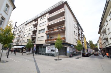 En Exclusivité, ImmoHouse vous propose ce bel appartement 2 chambres idéalement situé en plein centre ville de Dudelange.

Au 1er étage d'une résidence avec ascenseur cet appartement spacieux de 87m² se compose de :

- Un agréable hall d'entrée avec espace rangement et placard intégré  
- Un grand salon salle à manger très lumineux avec balcon  
- Une cuisine équipée fermée (possibilité d'ouvrir sur le salon ou de faire une 3ème chambre à coucher)  
- Deux chambres à coucher  
- Une salle de douche avec wc et fenêtre  
- Un wc séparé  

A cela s'ajoutent:  
- Une cave privative  
- Une buanderie