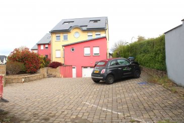 !!!!!! Maison avec beaucoup de potentiel à ne pas rater !!!!!!<br><br>ImmoNordstrooss à l\'honneur de vous presenter cette magnifique maison de /- 300 m2 sur 11,39 ares, libre des trois cotés avec un grand jardin de 1000m2 sans vis avis, rénovée entièrement entre 2010 et 2012.<br>Cette magnifique maison est composée comme suit:<br><br>RDCH:<br>- Hall d\'entrée<br>- Grand Living/Salle à manger / Débarras, Accès à la veranda de 30m2 et au jardin.<br>- Cuisine équipée haute gamme.<br>- 1 Chambre 1 Bureau <br>- WC Séparé<br><br>A l\'etage:<br>- 3 Grandes Chambres dont une suite parentale avec dressing et grande salle de bain , baignoire et douche, double vasque.<br>- Grande Salle de douche, double vasque <br><br>Grenier aménagé en studio avec salle de douche de /- 30M2<br><br>Une grande cave avec sale de douche et WC, Deux buanderies et un garage de /- 61m2 pour 4 voitures en plus de 4 emplacement extérieurs, complètent parfaitement ce beau bien.<br><br>Confort;<br>Panneaux Photovoltaïques 2019, Toit (Ardoise, isolé, revision 2010), Aspirateur Centralisé, Filtre d\'eau, Dalle en béton ......<br><br>Pour plus de renseignements veuillez nous contacter au 691 238 008