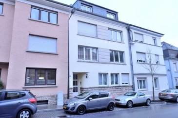 LUXEMBOURG BELAIR, rue d’Oradour, à deux pas du Parc de Merl, appartement de 76,86 m2 au premier étage sans ascenseur et comprenant : hall d’entrée, living avec parquet au sol, coin repas, une cuisine équipée avec  petit balcon, deux chambres à coucher avec parquet au sol, une salle de bains avec WC, cave, jardin commun, chauffage au gaz. 
Actuellement loué. 
Commission de 1,5% hors taxes à la charge de l'acquéreur 
Contact et visites : Rosalba MAITRE téléphone : 691 550 189
