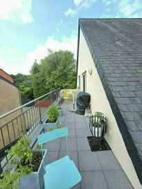 Immo Nordstrooss vous propose en exclusivité ce magnifique Appartement/Duplex au dernière étage dans le village verdoyant de Ell.

L'appartement se compose comme suit :

Un hall d'entrée vous accueil donnant accès au différentes pièces telles que 2 belle chambre à coucher, un débarras/local technique avec branchements prévus pour lave-linge et sèche-linge, un wc séparé et le lumineux Openspace living/salle à manger donnant vers balcon sans vis à vis avec coin cuisine ouverte et équipée et une salle de douche.

A l'étage vous découvrirez un espace hall de nuit déversant sur une chambre type mezzanine et espace dressing.

Au sous-sol vous disposerez d'un emplacement dans la buanderie commune.

Pour plus de renseignements ou une visite (visites également possibles le samedi sur rdv), veuillez contacter le 691 850 805.

Proposition de crédit/financement à taux compétitif d'une banque luxembourgeoise incluse dans nos services gratuit.