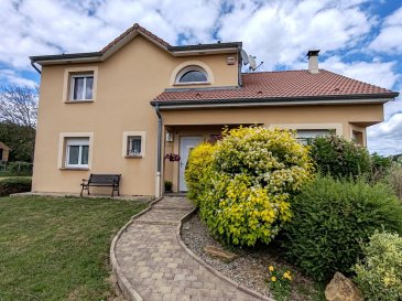 Maison indépendante - 160m ². Située à Grand-Failly, dans un village calme et agréable à vivre à seulement 30 minutes de la frontière luxembourgeoise, cette belle maison familiale vous séduira par ses volumes, sa luminosité et son excellent état.

Maison parfaitement entretenue – aucun travaux à prévoir – prête à vous accueillir immédiatement.

RDC

Hall d’entrée
WC séparé
1 chambre (12 m²)
Cuisine ouverte 16 m² avec accès terrasse
Grand salon / salle à manger lumineux de 37 m²
Arrière-cuisine / buanderie 11 m² avec accès extérieur
Étage

Palier
Salle de bain 9 m² (baignoire + douche + WC)
4 chambres : 11 m² / 12 m² / 14 m² / 25 m²
Sous-sol complet (95 m²)

Garage 2 voitures
Cave
Grandes pièces de rangement / atelier
Extérieur

Terrain clos et arboré

Grande terrasse de 40 m² avec store banne

Confort

Chauffage au sol électrique
Poêle à bois

Assainissement avec fosse septique raccordée au réseau via bassin d’épandage aux normes et controlé

Maison idéale pour une famille recherchant espace, confort et tranquillité tout en restant proche du Luxembourg.

Pour infos et visites, Rocco PANETTA au 06 88 56 77 94

Les informations relatives aux risques auxquels ce bien est exposé sont disponibles sur le site Géorisques.