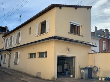 Maison jumelée, sur la commune d'Homécourt se composant de: 
une entrée, 1 salon séjour, 1 cuisine, 3 chambres, 1 salle de bain, 2 WC, d'une cave, d'un grand garage, ainsi que d'une terrasse privative. 
Le tout disponible immédiatement. 