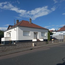 Charmante maison plein pied d'une surface de 91 m² comprenant 1 cuisine équipée donnant sur un balcon et ouverte sur le séjour, 3 chambres, 1 salle de bains, 1 WC indépendant, un sous-sol complet, 1 garage.
Le double vitrage et les portes extérieures sont neuves ainsi que l'isolation extérieure,  les combles et la cave. 
Le chauffage est au gaz  le terrain est de 6 ares environ.
