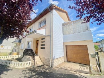 Maison Bouzonville. Au calme, proche de la gare et de toutes commodités , maison de ville de 5 pièces avec au rez-de-chaussée une salle à manger, un salon avec balcon, une salle d'eau avec WC, une cuisine et une véranda avec cheminée.
A l'étage ce situe 3 chambres (dont une donnant sur un balcon) et une salle de bain.
Cette maison dispose d'un sous-sol complet avec buanderie, débarras, chaufferie, cave et un garage traversant.
Un jardin vient compléter ce bien.