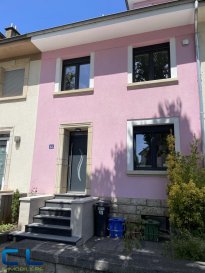 Très belle maison entièrement rénovée avec des matériaux de qualité.
Idéalement située dans un quartier résidentiel calme à proximité immédiate des établissements scolaires et des petits commerces. 

D'une superficie habitable d'environ 150m², cette propriété se distingue par les caractéristiques suivantes :

 Rez-de-chaussée : Un hall d'entrée élégant dessert un vaste espace de vie composé d'un séjour lumineux, d'une salle à manger conviviale, ainsi que d'une cuisine moderne entièrement équipée, offrant un accès direct à une terrasse et à un jardin. 

Premier étage : Trois chambres à coucher, chacune dotée de sa salle de bain privative, assurent confort et intimité.
 
Dernier niveau : Deux chambres supplémentaires et une salle de bain attenante offrent des possibilités d'aménagement idéales. 

Sous-sol : Espaces fonctionnels comprenant une buanderie spacieuse, les locaux techniques, ainsi qu'une cave bénéficiant d'un accès direct au jardin et à la terrasse.

Disponibilité : Libre de suite

Caution: 2 mois de loyer 
Le frais d'agence sont pris en charge à raison de 50 % par le locataire et 50% par le propriétaire.