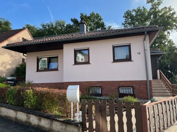 Dieses freistehende Haus in Dalheim, Luxemburg, steht zum Verkauf und wird von Yovo Immo angeboten.  

Eigenschaftsdetails

Dieses charmante freistehende Haus bietet eine Wohnfläche von 140 m² und ist umgeben von einem üppigen Garten, gesamtes Grundstück betragt 4.60 Ares. Mit Baujahr 1975 bietet es Raum für individuelle Gestaltung und kreative Ideen. Das Haus verfügt über eine geräumige Küche, 22.50 m2(  mit einer eingebautem Kochherd, der mit Holz gefeuert wird) ein grosser Wohnraum 30 m2,  drei Schlafzimmer,  ein Badezimmer und ein Duschraum sowie einem separaten WC, ideal für eine Familie oder Paare. Ein besonderes Highlight ist der Kamin im dem geräumigen Wohnzimmer,  der an kalten Abenden für eine warme Atmosphäre sorgt. Eine Veranda von 10 m2 mit Blick auf den Garten  lädt zum Verweilen ein. 

Zwei Garagenplätze und drei Außenparkplätze bieten genügend Stellplätze für mehrere Fahrzeuge.  Eine Waschküche, ein Keller und eine dekorative Weinecke vervollständigen die praktischen Annehmlichkeiten dieses Hauses. 

Nahegelegene Einrichtungen

Das Dorf Dalheim bietet eine angenehme, ruhige Wohnatmosphäre mit einer Mischung aus ländlichem Charme und moderner Annehmlichkeit. Die Nähe zu Schulen und Bildungseinrichtungen sorgt für eine ideale Lebenssituation für Familien. Einkaufsmöglichkeiten und eine Auswahl an exzellenten Restaurants stehen in der Nähe zur Verfügung. Parks und Freizeitangebote machen Outdoor-Aktivitäten leicht zugänglich. Gesundheitseinrichtungen sind in kürzester Zeit erreichbar und sorgen für eine umfassende medizinische Versorgung. Dank der guten Verkehrsanbindung sind die umliegenden Städte und das Zentrum Luxemburgs schnell erreichbar.

Verpassen Sie diese Gelegenheit nicht! Vereinbaren Sie einen Besichtigungstermin, indem Sie uns über das Kontaktformular oder telefonisch kontaktieren.