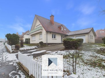 Situé au Senningerberg dans la commune de Niederanven cette maison libre des 4 côtés datant de 1985, bénéficie d'une surface habitable de ± 156 m² pour une superficie totale de ± 256 m² et se compose comme suit.

Au rez-de-chaussée le hall d'entrée de ± 9 m² avec cage d'escalier donne sur un couloir de ± 6 m² desservant un séjour de ± 36 m² avec accès terrasse/jardin, une cuisine équipée/aménagée de 12 m², une chambre de ± 14 m², une salle de douche de ± 5 m² (douche, lavabo), un wc séparé de ± 2 m² ainsi que le garage de ± 36 m².

Au 1ier étage le palier de nuit de ± 12 m² dessert 3 chambres de ± 10, 15 et 25 m² et une salle de bain de ± 11 m² (baignoire, douche, lavabo, wc, chauffe-serviette).

Au sous-sol un palier de ± 9 m² dessert une buanderie de ± 10 m², une chaufferie de ± 9 m² ainsi qu'une cave de ± 26 m².

Un grenier non-aménagé de ± 10 m², un jardin de ± 190 m², une terrasse de ± 15 m², ainsi que 2 emplacements de parking devant le garage complètent l'offre.

Généralités :
- chaudière au gaz, chauffage par radiateurs.
- Fenêtres châssis PVC avec double vitrage

Loyer mensuel: € 4.000,- 
Caution locative 2 mois de loyer: € 8.000,- 
Frais d'agence: € 4.000,- 
Durée de bail: 1 an minimum

Personne responsable du bien:
Achille De Villers
Tel: +352621588 854
email: achille@vanmaurits.lu