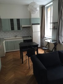 METZ à côté de l\'Hôtel de ville et à 10 mn à pied de la Fac du Saulcy, studio de 26 m2, mise à dispostion de meubles.

Il se compose : entrée, pièce principale avec coin cuisine équipée intégrée (frigo-congélateur, plaques vitro, meubles, four), salle de douche et WC.


Chauffage individuel au gaz.

LIBRE le 16/06/2023
