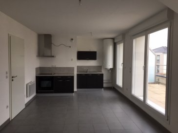 Location  - Appartement  à Thionville-Élange  1 chambre prix :  910 € c.c.  Appartement F2 de 49.15m2 situé au 2ème et dernier étage d'une résidence de standing.
Cet appartement comprend, entrée avec porte blindée et placard, séjour avec cuisine ouverte équipée (four plaque de cuisson, hotte aspirante et mobilier) et accès terrasse (20m2), une chambre, salle de bains WC.
Une place de parking extérieure.
Isolation par l'extérieur, double vitrage PVC avec volets électriques, chauffage individuel électrique.
Les charges comprennent : entretien des communs, électricité des communs, taxe ordures ménagères.
Les frais d'agence (frais de bail et d'état des lieux) sont de 540€