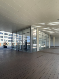 Situé au-dessus du Shopping Center Belval Plaza, dans une résidence récente construite en 2010, ce bel appartement très lumineux et parfaitement agencé offre un cadre de vie moderne, pratique et recherché.

L'appartement se compose comme suit :
		Hall d'accueil
		Grand living baigné de lumière avec cuisine ouverte et accès direct au balcon
		2 chambres à coucher bien agencées
		Salle de bain
		WC séparé

Les atouts du bien :
		Appartement traversant bénéficiant d'une luminosité exceptionnelle
		Agencement optimal sans perte d'espace
		Cave privative incluse
		Emplacement de parking intérieur disponible en option : 35 000 €
		Chauffage au gaz 
		Résidence bien entretenue avec ascenseur
       Vue dégagée, environnement calme malgré la localisation centrale

Localisation premium au cœur de Belval :
L'appartement offre un accès direct à tous les services du quartier :
		Belval Plaza : commerces, restaurants, cinéma et supermarchés
		Gare Belval Université, bus et mobilité douce
		Université du Luxembourg
		Écoles, lycées, médiathèque
		Rockhal, parcs, espaces verts
		Accès autoroutiers rapides

Un emplacement unique qui combine confort de vie, modernité et commodité maximale.

Pour organiser une visite ou obtenir plus d'informations, contactez-nous au 621 778 510 ou par email : contact@objektivwunnen.lu.