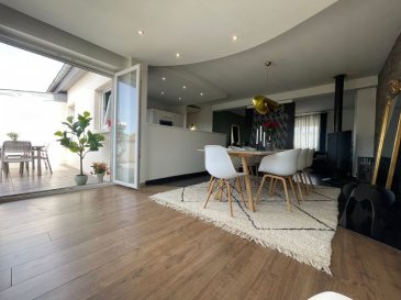 Découvrez ce superbe appartement 5 pièces avec  terrasse et garage,  idéalement situé, à 9 mn à pieds de la gare de Thionville, 11 mn à pieds du centre-ville et 2 mn des accès autoroutiers, au premier et dernier étage d’une petite copropriété de 2 lots principaux.
Réaménagé et rénové en 2012  par  un architecte d’intérieur dans un style contemporain, ce bien d’exception de 119,81 m2, idéal pour une famille, saura vous charmer par ses prestations et volumes confortables.
Il comprend :
-	Une entrée indépendante
-	Une véranda de 9,96 m2
-	Un bel espace de vie de 51,62 m2  avec sa cuisine aménagée et équipée ouverte sur le séjour offrant un cadre convivial avec son poêle à bois. La baie vitrée du séjour donne accès  à une grande terrasse exposée ouest pour profiter des journées ensoleillées et partager des repas en famille ou entre amis.
-	Trois chambres dont deux avec dressing
-	Une salle de bains bien agencée  avec baignoire et meuble-vasque
-	Un WC séparé
-       Un dégagement avec placard intégré
-	Un cellier-buanderie 
Une cave-chaufferie, un garage, un grenier et une cour privative complètent ce bien.
Chaudière individuelle à condensation
Poêle à bois
Façade rénovée en 2023
Montant des dépenses théoriques annuelles d'énergie : entre 1 760 € et 2 440 € par an pour un usage standard abonnement compris
Prix moyens des énergies indexés au 1er janvier 2021
Date de réalisation du DPE : 13/05/2022
DPE : D consommation énergétique : 210/kwh/m²/an           
GES : D 39kgCO2/m²/an
Bien soumis au statut de la copropriété
Nombre de lots : 4
Charges mensuelles : 0  € 
Honoraires charge vendeur
Les informations sur les risques auxquels ce bien est exposé sont disponibles sur le site Géorisques : www.georisques.gouv.fr