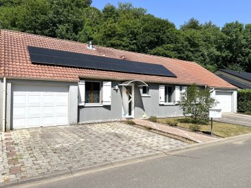 MANSO IMMO vous propose cette magnifique maison plain-pied aux portes du pays dans un havre de paix sise à Ottange. Proche de la frontière luxembourgeoise avec Rumelange, vous trouverez la maison idéale, faible en consommation et surtout rénovée récemment avec des détails importants mais et surtout proche de toutes commodités. Le tout dans une cité au calme, vous y trouverez la qualité de vie nécessaire pour toute la famille. 

Maison individuelle offrant 3 chambres à coucher, deux garages sur un seul niveau érigée sur une parcelle de 5,19 ares avec plus de 170m2 total et 110m2 habitables dans un cadre arboré se composant comme suit :

- On accédé  à la maison par un vaste couloir d'entrée desservant tous les espaces de vie hyper lumineux. Vous y trouverez sans doute la pièce principale de cette belle demeure, qui est un open-space avec une cuisine ouverte parfaitement agencée et complètement équipée idéale pour tout chef cuisinier, son coin salon et le vaste coin salle à manger avec cheminée donnant de son côté accès à une énorme terrasse et au jardin. Un espace lumineux ou se fait bien vivre et où toute la famille se réunira ayant tout le monde son espace. Vous serez comblés par la luminosité et le charme des différentes chambres. Le couloir de nuit dessert les différentes pièces. Une spacieuse chambre de 17m2 vous est réservée offrant un coin de tranquillité pour chaque couple. Deux autres chambres vous y sont proposées ayant 12,5m2. On ajoute une vaste salle de bains complète avec double vasque et belle baignoire.

- Les extérieurs de cette maison sont tout simplement uniques. En toute intimité dans une jardin clôturé vous avez une belle terrasse. Avec une vue arboré et surtout avec une exposition solaire idéale vous aurez l'esprit de vacances toute l'année. DEUX larges garages fermés donnant accès à l'intérieur de la maison pouvant accueillir tout type de véhicule et des emplacements extérieurs vous sont réservés. Un coin buanderie / local technique vous donnera accès à un espace grenier / stockage pouvant être optimalisé selon vos besoins.

Toutes les indications sont basées exclusivement sur les informations mises à notre disposition par nos clients. Nous n'assumons aucune garantie quant à l'exactitude et l'actualité de ces indications.

Les prix affichés s'entendent frais d'agence inclus + TVA. Les honoraires d'agence sont à charge des vendeurs.

Pour plus d'informations, photos ou convenir d'un rendez-vous, vous pouvez nous contacter au :
+352 24 51 33 79 info@mansoimmo.lu

MANSO IMMO bietet Ihnen dieses wunderschöne, ebenerdige Haus am Rande der Region in einer Oase der Ruhe in Ottange an. In der Nähe der luxemburgischen Grenze bei Rumelange finden Sie hier das ideale Haus: energieeffizient, kürzlich sorgfältig renoviert und vor allem in der Nähe aller Annehmlichkeiten. Das Ganze in einer ruhigen Wohnsiedlung, in der Sie die nötige Lebensqualität für die ganze Familie vorfinden. 

Das einstöckige Einfamilienhaus verfügt über 3 Schlafzimmer und zwei Garagen auf einem Grundstück von 5,19 Ar mit einer Gesamtfläche von über 170 m² und einer Wohnfläche von 110 m² in einer von Bäumen gesäumten Umgebung und setzt sich wie folgt zusammen:

- Der Zugang zum Haus erfolgt über einen großzügigen Eingangsflur, der zu allen äußerst hellen Wohnbereichen führt. Dort befindet sich zweifellos der Herzstück dieses schönen Hauses: ein offener Wohnbereich mit einer perfekt gestalteten und komplett ausgestatteten offenen Küche, einer Sitzecke und einem großzügigen Essbereich mit Kamin, der seinerseits Zugang zu einer riesigen Terrasse und zum Garten bietet. Ein lichtdurchfluteter Bereich, in dem es sich gut leben lässt und in dem die ganze Familie zusammenkommt, wobei jeder seinen eigenen Raum hat. Sie werden von der Helligkeit und dem Charme der verschiedenen Zimmer begeistert sein. Der Flur im Schlafbereich führt zu den verschiedenen Zimmern. Ein geräumiges Schlafzimmer von 17 m² steht Ihnen zur Verfügung und bietet jedem Paar eine Oase der Ruhe. Zwei weitere Schlafzimmer mit einer Fläche von jeweils 12,5 m² stehen Ihnen zur Verfügung. Hinzu kommt ein großzügiges, voll ausgestattetes Badezimmer mit Doppelwaschbecken und einer schönen Badewanne.

- Die Außenanlagen dieses Hauses sind einfach einzigartig. In aller Privatsphäre in einem umzäunten Garten erwartet Sie eine schöne Terrasse. Mit Blick auf den bewaldeten Garten und vor allem dank der idealen Sonneneinstrahlung werden Sie das ganze Jahr über Urlaubsstimmung genießen. Zwei große, geschlossene Garagen mit Zugang zum Hausinneren, die für jede Art von Fahrzeug geeignet sind, sowie Außenstellplätze stehen Ihnen zur Verfügung. Über einen Wasch- und Technikraum gelangen Sie in einen Dachboden-/Lagerbereich, der ganz nach Ihren Bedürfnissen genutzt werden kann.

Alle Angaben basieren ausschließlich auf den Informationen, die uns von unseren Kunden zur Verfügung gestellt wurden. Wir übernehmen keine Gewähr für die Richtigkeit und Aktualität dieser Angaben.

Die angegebenen Preise verstehen sich inklusive Maklergebühren + MwSt. Die Maklergebühren gehen zu Lasten der Verkäufer.

Für weitere Informationen, Fotos oder zur Vereinbarung eines Termins können Sie uns kontaktieren unter:
+352 24 51 33 79 info@mansoimmo.lu

MANSO IMMO is pleased to present this magnificent single-story home on the outskirts of the region, nestled in a peaceful haven in Ottange. Close to the Luxembourg border near Rumelange, you'll find the ideal home ,energy efficient and, most importantly, recently renovated with attention to detail?all while being close to all amenities. All this in a quiet neighborhood, where you'll find the quality of life the whole family needs. 

This single-story detached home features 3 bedrooms and two garages, built on a 5.19-are lot with a total area of over 170 m² and 110 m² of living space, set in a wooded setting and laid out as follows:

- You enter the home through a spacious entryway that leads to all the bright and airy living areas. There you'll undoubtedly find the heart of this beautiful home: an open-concept space featuring a perfectly laid-out and fully equipped open kitchen?ideal for any home chef?along with a sitting area and a spacious dining area with a fireplace, which in turn opens onto a huge terrace and the garden. A bright space where life is good and where the whole family can gather, with plenty of room for everyone. You'll be delighted by the natural light and charm of the various bedrooms. The hallway leading to the bedrooms connects the different rooms. A spacious 17m² bedroom is reserved for you, offering a peaceful retreat for every couple. Two additional bedrooms, each measuring 12.5 m², are also available. There is also a spacious, fully equipped bathroom with double sinks and a beautiful bathtub.

- The exterior of this home is simply unique. Nestled in a private, fenced-in garden, you'll find a beautiful terrace. With a view of the trees and, above all, ideal sun exposure, you'll feel like you're on vacation all year round. TWO large, enclosed garages provide access to the interior of the house and can accommodate any type of vehicle; outdoor parking spaces are also reserved for you. A laundry/utility room provides access to an attic/storage area that can be optimized to suit your needs.

All information is based exclusively on details provided to us by our clients. We make no guarantees regarding the accuracy or timeliness of this information.

The listed prices include agency fees + VAT. Agency fees are the responsibility of the sellers.

For more information, photos, or to schedule a viewing, please contact us at:
+352 24 51 33 79 info@mansoimmo.lu