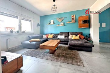 AFIL IMMO a le plaisir de vous proposer cette belle maison située à Soleuvre, proche de toutes commodités. Cette propriété, rénovée avec goût en 2019, offre une surface habitable généreuse de 194 m², complétée par un magnifique jardin de 6,96 ares orienté plein sud, deux terrasses et une charmante annexe indépendante.

Le rez-de-chaussée s'ouvre sur un hall d'entrée accueillant qui dessert un vaste séjour baigné de lumière, ouvert sur une salle à manger conviviale. La cuisine moderne et entièrement équipée, ouverte sur l'espace repas, donne directement accès à la terrasse principale et au jardin orientés sud, parfaits pour profiter des journées ensoleillées. Un WC séparé complète ce niveau.

À l'étage, la suite parentale séduit par son vaste dressing et sa salle de douche privative. Une deuxième grande chambre ainsi qu'une salle de douche avec WC complètent ce niveau. Le dernier étage offre une salle de bain avec WC, un espace bureau inspirant et deux chambres supplémentaires.

Au sous-sol, vous trouverez deux caves pratiques, une buanderie fonctionnelle, ainsi qu'un garage pouvant accueillir une à deux voitures, avec un accès direct au jardin. Deux emplacements extérieurs situés juste devant la maison offrent également un confort de stationnement supplémentaire.

Le jardin mène à une construction séparée, idéale pour recevoir ou créer un espace indépendant : une cuisine de jardin ouverte sur un salon confortable, un WC séparé et une seconde terrasse intimiste permettent d'envisager de multiples usages (bureau, studio, pool house?). Cet espace unique est parfait pour organiser des soirées conviviales entre amis, des barbecues en famille ou même des pool parties durant les beaux jours. Il prolonge la maison vers l'extérieur et offre un cadre exceptionnel pour profiter pleinement de votre jardin, en toute liberté et intimité.

Parfaitement isolée grâce à ses fenêtres en triple vitrage avec stores électriques et équipée d'une pompe à chaleur de 2012, cette maison conjugue confort moderne et économie d'énergie.

Une maison rare, spacieuse et lumineuse, prête à accueillir votre nouvelle vie. Une visite s'impose !

AFIL IMMO  s'engage dans toutes vos démarches immobilières (estimation, vente, location de biens, recherche de financements).

Vous satisfaire est notre priorité !

Les prix s'entendent frais d'agence de 3 % + TVA 17 % inclus.