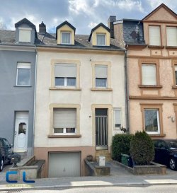 Esch -Belval: maison unifamiliale à rénover, avec possibilité d\'agrandir le volume habitable.
Cette belle maison d\'époque avec ses 120m2 habitables (165m2 au total)  est très lumineuse et  bien agencé:

rdch: salon, salle à manger, cuisine équipée, wc séparé.
1etage: 3 chambres à coucher
mansarde: 2 chambres + un grenier
sous sol: un garage, une cave, une buanderie , une salle de douche.
Beau jardin clôturé.
!! Situé a 5 minutes du site Belval !!

(Frais d\'agence à charge du vendeur) 

Ref agence : EACVB149