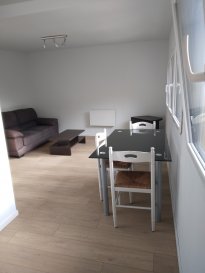 Très bel appartement meublé très lumineux et bien situé, entièrement rénové
Comprenant, une chambre, un salon-séjour avec cuisine équipée ouverte sur séjour, une entrée (avec rangement),, une salle de douche et un WC séparé. 
Fenêtre double vitrage. 
Chauffage électrique. 
Une laverie, une cave et une place de parking.
