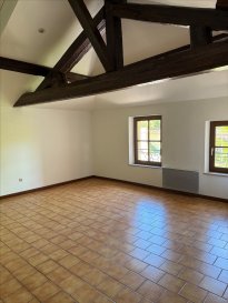 Quartier des Tanneurs.
Agréable appartement F1 de 35m².

Il se compose d'une entrée avec placard, pièce principale, coin cuisine équipée (+ machine à laver, gazinière), salle de bain et WC séparés.

Chauffage individuel électrique.

Libre de suite