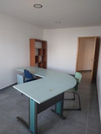A louer BUREAU en zone artisanale
Situé dans un bâtiment comprenant plusieurs bureaux avec en commun à disposition une cuisine équipée et toilettes.
Un grand parking à disposition.
Chauffage électrique. 
Meublé ou non.