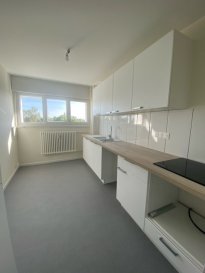 2A RUE DE LA JEUNESSE - ILE SAINT SYMPHORIEN
Au 4ième étage avec ascenseur, bel appartement 3P entièrement rénové de 64m² comprenant une entrée, une cuisine séparée meublée et partiellement équipée, un séjour, deux chambres, une salle de bain et un wc séparé. Cave en sous-sol. Balcon. Chauffage collectif. 