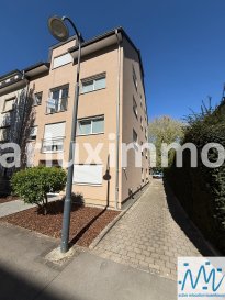 ''active relocation luxembourg'' vous propose un magnifique appartement (97,47m²) avec 2 chambres et situé au 2ème étage (avec ascenceur) d'une petite résidence récente à Mondorf-les-Bains dans une rue calme proche des Thermes

Ce joli appartement comprend un séjour avec cuisine équipée ouverte (50,10m²) et accès vers un balcon (3,73m²), un débarras/local technique attenant à la cuisine, 
Une première chambre (12,27m²), une salle de douche avec WC (6,94m²), une deuxième chambre (12,82m²) avec sa salle de bains attenante (6,80m²).

Un emplacement pour votre machine lave-linge/sèche-linge dans la buanderie commune, un grenier privatif au dernier étage de la résidence (accessible par ascenseur), dans la cour derrière la résidence se trouve un garage privatif ainsi que le local poubelle pour complèter ce beau bien.

Loyer mensuel : 1.850 €
Avances mensuelles charges : 350 €
Commission d'agence à charge du locataire : 50% d'un mois de loyer + 17% de TVA = 1.082,25 €
Disponibilité : fin avril - début mai
Occupation : 1 couple (avec CDI) avec maximum 1 enfant
Pas de colocation

Tous commerces (E.leclerc Mondorf / Fischer ... distance à pieds), accès rapide vers l'autoroute 
Ecole Internationale Mondorf-Les-Bains