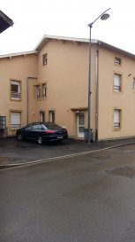 Appartement de type F4 de 106.61 m² comprenant
RDC entrée, petit dégagement
1er Etage : Cuisine encastrée et équipée, Salle à manger, WC, Chambre
2ème Etage : Salle de bains avec baignoire et WC, 2 chambres
Grenier, Chauffage au GAZ
550 € de frais d'agence