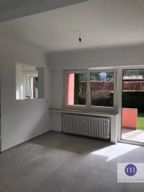 Appartement de haut standing lumineux avec jardin privatif sis au rez-de-chaussée surélevé d’une élégante maison isolée dans une rue calme du village de Bridel.

A proximité immédiate des commerces, écoles, salles de sport et arrêts de bus.

Entièrement rénové en 2020 avec des matériaux d’exception, il est composé d’une surface habitable de +/− 85 m2 et de 2 terrasses (11 m2 et 6 m2) ainsi que d’un jardin privatif.

Offrant :
- Un hall d’entrée desservant un salon et salle à manger en enfilade, 
- Un WC d'invité
- Une cuisine équipée d’électroménagers de marque Siemens (four, plaque de cuisson, hotte, réfrigérateur-congélateur, micro-onde, lave-linge avec séchoir intégré) 
- Un hall de nuit
- Deux grandes chambres
- Une salle de douche avec meuble vasque, WC et sèche-serviette et fenêtre.

En sous-sol : 
- Grand garage privatif équipé d’un point d’eau et d’une porte sectionnelle avec commande à distance
- Une cave 

L’appartement est équipé d’un système anti-intrusion G4S (caméras à distance), de volets électriques et de rideaux en lin aux fenêtres.
Passeport énergétique : FH
Disponible:01.05.2026