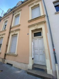 En Exclusivité, ImmoHouse vous propose ce joli studio idéalement situé à Luxembourg-Bonnevoie.

Au sein d'une petite résidence calme et soignée ce studio de 35m² comprend :

- Une grande pièce de vie
- Une cuisine équipée ouverte
- Un espace nuit séparé
- Une salle de douche avec WC 

De plus, il comprend :
- Une cave privative
- Une buanderie

Contactez-nous pour plus d'informations.
