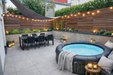 Dellhéicht, Propriété de standing vendue meublée avec appartement indépendant et garage double

Située dans le quartier recherché Dellhéicht à Esch-sur-Alzette, cette élégante propriété de caractère développée sur quatre niveaux avec mezzanine offre un cadre de vie harmonieux alliant volumes généreux, confort et raffinement.

Vendue meublée, la maison constitue une opportunité rare d'acquérir une résidence clé en main, prête à vivre.

Les espaces de réception comprennent un vaste salon lumineux, une salle à manger raffinée et une cuisine élégante et fonctionnelle. Un bureau complète l'ensemble, idéal pour le télétravail, tandis qu'une mezzanine offre un espace supplémentaire à aménager selon vos envies.

La partie nuit dispose de trois chambres en suite, chacune bénéficiant de sa salle de bains privative, garantissant confort et indépendance.

Un appartement indépendant intégré représente un véritable atout : il comprend deux chambres, un séjour avec cuisine ouverte et une salle de bains, permettant d'accueillir famille ou invités en toute autonomie.

Le rez-de-chaussée propose un garage fermé pour deux véhicules, une salle de bains supplémentaire, une buanderie, une cave à vins ainsi qu'un salon avec cuisine d'été, parfait pour recevoir. Une terrasse élégante complète l'ensemble.

La maison bénéficie d'équipements techniques de haut niveau : ventilation double flux, chaudière à gaz, performance énergétique classe B, domotique KNX, système d'alarme, climatisation et éclairage LED.

À proximité immédiate des commerces, de l'hôpital, du centre-ville et de la gare, cette propriété offre un mode de vie pratique et recherché.

Pour toutes questions ou demandes d'informations, n'hésitez pas à nous contacter, nous serons toujours à votre service.

Agence ELSA'HOME à votre écoute pour la concrétisation de vos projets en toute confiance.

----------------------------------------------------------------------

Dellhéicht ' Prestigious property sold furnished with a separate apartment and double garage

Located in the sought-after Dellhéicht neighborhood in Esch-sur-Alzette, this elegant character property spread over four levels with a mezzanine offers a harmonious living environment combining generous space, comfort, and refinement.

Sold furnished, the house presents a rare opportunity to acquire a turnkey residence ready to move in.

The reception areas include a spacious, bright living room, a refined dining room, and an elegant, functional kitchen. An office completes the ground floor, ideal for remote work, while a mezzanine provides additional space to be customized according to your needs.

The sleeping quarters feature three en-suite bedrooms, each with its private bathroom, ensuring comfort and independence.

An independent apartment integrated into the property is a real asset: it includes two bedrooms, a living room with an open kitchen, and a bathroom, allowing family or guests to stay independently.

The ground floor offers a closed garage for two vehicles, an additional bathroom, a laundry room, a wine cellar, and a lounge with a summer kitchen, perfect for entertaining. An elegant terrace completes the property.

The house is equipped with high-end technical features: double-flow ventilation, gas boiler, energy performance class B, KNX home automation, alarm system, air conditioning, and LED lighting.

Located just steps from shops, the hospital, the city center, and the train station, this property offers a practical and desirable lifestyle.

For any questions or further information, please do not hesitate to contact us. We are always at your service.

ELSA'HOME Agency listening to you to realize your projects with confidence.