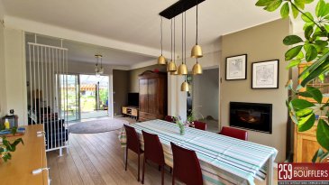 EXCLUSIVITE NANCY/BUTHEGNEMONT MAISON 6 CHAMBRES .  En Exclusivité à NANCY/BUTHEGNEMONT. Maison de 9 pièces, non mitoyenne et offrant 190m2 habitable en parfait état, construite sur une parcelle joliment arborée de 399m2. Maison idéale pour une famille avec 6 chambres (rare). Idéalement située dans une rue calme (peu passante) et très proche de toutes les commodités (écoles, arrêt de bus ligne no4, axes autoroutes, commerces...). Offrant : une entrée avec placard, buanderie, cave, chaufferie, garage. Au rez-de-jardin : dégagement, grand séjour de 32m2 traversant donnant sur jardin d'un côté et de l'autre côté sur un balcon, cuisine séparée et équipée de 14,55m2. Une véranda de 13m2 avec accès sur une terrasse et un jardin arboré. Chambre ou bureau selon vos besoins et un WC séparé. A l'étage : 4 chambres dont deux avec placards et balcons, salle bains avec WC et un dégagement avec placard. Au dernier niveau mansardé : une chambre avec salle d'eau. Chauffage gaz. Maison très bien entretenue. www.agencedeboufflers.fr
Les informations sur les risques auxquels ce bien est exposé sont disponibles sur le site Géorisques : www.georisques.gouv.fr