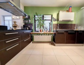 L'agence immobilière Immo-Contact vous propose ce bel appartement rénové de +/− 132m² situé à Grevenmacher.

Idéalement situé au coeur de la ville dans une charmante rue sans issue, cet appartement de 3 chambres, un garage se trouve proche de tous ce dont vous avez besoin. 
Commerces de proximités, crèches, écoles, parkings, parc, zone piétonne, supermarchés ou encore arrêts de bus, tout est à accessible à pied.
Vous pourrez également profiter de longues balades dans les vignes ou au bord de la Moselle.

Ce bien est idéal pour une famille ou pour un investissement.

Cet appartement structuré comme une maison individuel, sur 3 niveaux, se compose comme suit :

Rez-de-chaussée :
- Hall d'entrée
- Bureau
- Salle de bain avec douche, vasque et WC
- Buanderie
- Chambre technique

1er étage :
- Cuisine équipée ouverte avec ilot central donnant sur le salon
- Salle à manger avec une cheminée à bois


2ème étage :
- 3 chambres 
- Salle de bain avec baignoire, douche, double vasque et WC

À savoir :
- La maison a été entièrement rénovée en 2008
- Disponibilité à convenir

Visites possibles en semaine et le samedi.

Pour toutes informations contactez-moi au +352 621 391 355

Estimation de votre bien (sous 48h), contactez nous +352 26 311 992 ou sur info@immocontact.lu.<br /><br /> ---------- <br />Immo-Contact estate agency offers you this beautiful renovated flat of +/− 132m² located in Grevenmacher.

Ideally located in the heart of the town in a charming dead-end street, this 3-bedroom flat with garage is close to everything you need. 
Local shops, crèches, schools, car parks, parks, pedestrian zones, supermarkets and bus stops are all within walking distance.
You can also enjoy long walks through the vineyards or along the banks of the Moselle.

This property is ideal for a family or as an investment.

This flat is laid out like a detached house, on 3 levels, as follows:

Ground floor :
- Entrance hall
- Study
- Bathroom with shower, washbasin and WC
- Utility room
- Technical room

1st floor :
- Open-plan fitted kitchen with central island opening onto the living room
- Dining room with wood-burning fireplace


2nd floor:
- 3 bedrooms 
- Bathroom with bath, shower, double washbasin and WC

Worth knowing:
- The house was completely renovated in 2008
- Availability by arrangement

Visits possible on weekdays and Saturdays.

For further information, please contact me on +352 621 391 355

For a valuation of your property (within 48 hours), please contact us on +352 26 311 992 or visit info@immocontact.lu.
