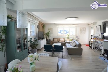New Keys vous propose ce bel appartement / Duplex d’environ 160 m² – 

– Opportunité Rare.

Situé dans l’un des meilleurs emplacements du Plateau de Howald, à proximité immédiate du quartier de la Cloche d'Or, ce magnifique duplex rénové avec soin vous séduira par ses volumes, sa luminosité et sa distribution intelligente. Le tram se trouve à quelques minutes, tout comme la gare de Howald (10 min à pied) et le Lycée Vauban (15 min).

Composition du bien :

 Rez-de-chaussée :
- Spacieux hall d’entrée
- Suite parentale avec salle de douche privative
- Cuisine entièrement équipée ouverte sur un vaste séjour lumineux 
- WC séparé
- Accès direct à un espace extérieur (balcon ou terrasse selon configuration)

  Étage supérieur :
- Trois chambres à coucher climatisées
- Salle de bain moderne

Parties annexes (rez-de-chaussée de la résidence) :
- Garage 
- Cave privative

Ce bien unique combine confort, modernité et emplacement stratégique. Une vraie perle rare à Howald !


Pour plus d'informations ou pour organiser une visite n'hésitez pas à nous contacter au 27 99 86 23 ou 661 120 388 ou par mail info@newkeys.lu

-------------------------------------------------------
Les prix s'entendent frais d'agence inclus dans le prix et payable par le vendeur.

Nous recherchons en permanence pour la vente et pour la location, des appartements, maisons, terrains à bâtir pour notre clientèle déjà existante.

N'hésitez pas à nous contacter si vous avez un bien pour la vente ou la location.
Estimation gratuite.


**** Découvrez tous nos autres biens sur notre site **** www.newkeys.lu