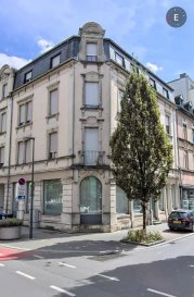 HOUSE FOR YOU vous propose en exclusivité plusieurs bureaux pour professions médicales ou paramédicales à Esch-sur-Alzette.  
Situés rue du Canal à Esch-sur-Alzette, ces bureaux bénéficient d'un emplacement stratégique dans une rue très fréquentée, offrant une excellente visibilité pour toute activité médicale, paramédicale, bien-être ou profession libérale.  
Le centre se compose de plusieurs locaux privatifs avec espaces communs, dans un environnement professionnel et facilement accessible.  
Disponibilités :  
Bureau ±12 m² avec fenêtre et WC privatif : 600 € / mois  
Bureau ±12,86 m² avec 1 vitrine : 700 € / mois  
Bureau ±14,58 m² avec 3 vitrines : 800 € / mois  
Bureau ±18 m² avec 3 vitrines et entrée indépendante : 850 € / mois  
Espaces communs :  
Salle d'attente commune d'environ 35 m²  
WC commun avec lavabo  
Charges :  
Charges forfaitaires eau : 100 €  
Autres charges selon consommation/facturation  
Conditions :  
Bail commercial  
Caution : 3 mois  
Frais d'agence : 1 mois de loyer + TVA 17%  
Un fort potentiel commercial  
Grâce à sa situation au cœur d'un axe passant d'Esch-sur-Alzette, ce bien offre une excellente opportunité pour développer une clientèle locale et frontalière. Les vitrines apportent une visibilité idéale pour renforcer votre image professionnelle et attirer naturellement les passants.  
Idéal pour :  
Médecins généralistes ou spécialistes, kinésithérapeutes, psychologues, ostéopathes, diététiciens,  
Esthéticiens, professions libérales et activités de conseil.  
Pour toute information complémentaire ou pour organiser une visite, n'hésitez pas à nous contacter.