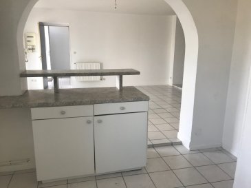 F5 AVEC TERRASSE.  REMILLY, à quelques pas de la gare, au rez-de-chaussée d\'un immeuble de 4 logements, bel appartement de type F5. Il se compose d\'une cuisine ouverte sur salle à manger avec accès terrasse, un séjour, trois chambres, une salle de bains et un wc séparé. Disponible à compter du 9 septembre 2024.<br> LOYER : 700 euros + 20 euros de charges (entretien de la chaudière et électricité des communs)<br> AGENCE VENNER IMMOBILIER<br> 03 87 63 60 09  