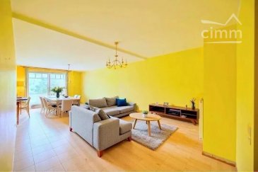Idéalement localisé dans la très jolie commune de Schengen, à la frontière entre la France et l'Allemagne, Cimm Immobilier Luxembourg vous propose en exclusivité à la vente cet appartement 1 chambre situé à proximité immédiate des écoles, transports, commerces et axes autoroutiers vers Luxembourg-ville, au 1er étage avec ascenseur d'une petite résidence, disposant d'un emplacement de parking intérieur, d'une cave et d'une terrasse. 

Idéal pour un jeune couple ou jeune retraité !

L'appartement se compose : hall d'entrée, salon, terrasse, cuisine, salle de bains avec douche et baignoire, chambre, débarras, wc séparé. 

Cave et parking au sous-sol. 

Charges : 233€ / mois. 

Equipement technique : châssis bois double vitrage, chauffage central au gaz. 

Pour toute information complémentaire ou organiser une visite, contactez Cimm Immobilier Luxembourg au +352 26 95 40 03