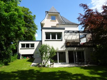 Studio meublé au rez-de-chaussée d'une belle villa, très au calme près du parc de Mertert.

Le studio a été construit en 2023 comme une annexe à la maison principale et dispose d'une entrée indépendante sur le côté du bâtiment. Le studio comprend une grande pièce avec un canapé-lit/salon avec de grandes portes-fenêtres donnant sur une terrasse privée, une cuisine moderne avec coin repas et branchement pour un lave-linge, ainsi qu'une salle de bain moderne avec douche. Les fenêtres sont à double vitrage, les volets sont électriques et le salon/chambre dispose d'un chauffage par le sol. Le stationnement est possible dans la rue avec une vignette de la commune. Le studio est loué uniquement à une personne calme, sans animaux, non fumeur, avec un CDI d'au moins 5.000 euros nets. Les charges sont de 150 euros et comprennent l'eau, le chauffage, l'électricité et les ordures. Le studio est loué meublé et agencé.

Mertert fait partie des quartiers attrayants de la ville de Luxembourg. Les arrêts de bus et la gare sont à proximité immédiate de la maison (100 m). L'entrée de l'autoroute Lux/Trier est à seulement 2 km. Le Kirchberg et la ville de Luxembourg sont facilement accessibles. Des commerces se trouvent à quelques kilomètres à Wasserbillig. La Moselle, avec de nombreux sentiers de randonnée et de vélo, est accessible en seulement 5 minutes à pied.