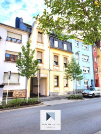 Idéalement situé à Esch-sur-Alzette, au calme et proche de toutes commodités, cet appartement entièrement rénové est situé au 1er étage d'une petite résidence de 7 unités, bien entretenue et datant de 2002, et présente une superficie totale de ± 59 m² dont ± 43 m² sont habitables.

Il se compose de la manière suivante :

La porte d'entrée s'ouvre sur un couloir de ± 6,5 m² menant à une salle de séjour de ± 20 m² avec une cuisine équipée ouverte, une grande chambre de ± 12,5 m² et une salle de bain de ± 3,6 m² (douche, lavabo, toilette).

Une cave privative de ± 3 m², une buanderie commune au sous-sol de la résidence ainsi qu'un garage fermé de ± 13 m² et une place de parking complètent le bien.

Des travaux de rénovation ont été effectués dans le bâtiment : toit, façade, peinture des parties communes, et également dans l'appartement : peinture, électricité, salle de bains, cuisine et volets.

Détails supplémentaires :

- Emplacement idéal
- Appartement et bâtiment rénovés en 2023
- Belle hauteur sous plafond
- Chaudière à gaz, chauffage par radiateurs
- Double vitrage sur cadres en PVC
- Porte d'entrée sécurisée
- Interphone
- Écoles, crèches, parcs, aires de jeux, restaurants, commerces
- Desservi par les transports publics

Personne responsable du bien :

Yuliana Dimitrova  
Tel : +352661 50 27 19  
email : yuliana@vanmaurits.lu