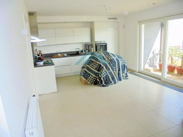 Belardimmo vous propose en location un magnifique appartement dans la résidence les Etangs, construite en 2014 à Mondorf-les-Bains bains. L'appartement fait 58 m² habitable et est situé au 1er étage avec ascenseur.
Il est composé comme suit:

- Hall d'entrée
- WC séparé
- Grande cuisine équipée ouverte
- Salon/Séjour avec accès au balcon
- Balcon
- Une chambre avec accès privatif à la salle de douche avec toilette


L'appartement dispose d'une place voiture privative ainsi que d'une cave au sous sol.
La résidence dispose d'une buanderie commune.

Pour toutes informations veuillez contacter l'agence par téléphone au +352 26543148 ou par mail : contact@belardimmo.lu

 ---------- 
Belardimmo bietet Ihnen eine wunderschöne Wohnung in der Residenz Les Etangs, die 2014 in Mondorf-les-Bains bains gebaut wurde, zur Miete an. Die Wohnung hat eine Wohnfläche von 58 m² und befindet sich im ersten Stock mit Aufzug.
Sie setzt sich wie folgt zusammen:

- Eingangshalle
- Separates WC
- Große, offene Einbauküche
- Wohn- und Esszimmer mit Zugang zum Balkon
- Balkon
- Ein Schlafzimmer mit privatem Zugang zum Duschraum mit Toilette


Die Wohnung verfügt über einen privaten PKW-Stellplatz sowie einen Keller im Untergeschoss.
Die Residenz verfügt über eine Gemeinschaftswaschküche.

Für weitere Informationen kontaktieren Sie bitte die Agentur telefonisch unter +352 26543148 oder per E-Mail: contact@belardimmo.lu

 ---------- 
Belardimmo offers for rent a magnificent apartment in the residence les Etangs, built in 2014 in Mondorf-les-Bains bains. The apartment has 58 m² of living space and is located on the 1st floor with elevator.
It is composed as follows:

- Entrance hall
- Separate WC
- Large open-plan fitted kitchen
- Living room with access to balcony
- Balcony
- One bedroom with private access to shower room with toilet


The apartment has a private parking space and a basement cellar.
The residence has a shared laundry room.

For further information, please contact the agency by telephone on +352 26543148 or by e-mail: contact@belardimmo.lu