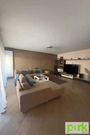 Nous vous proposons une superbe maison bien agencée de 180 mètres carrés habitable située dans une rue sans issue, au calme et tranquille. Elle est composée comme suit : Rez-de-chaussée, hall d'entrée penderie, wc séparé, grande cuisine avec l'îlot central, buanderie et garage. Au -1 rez-de-jardin, grand séjour donnant sur une grande terrasse et petit jardin avec cabane en bois, salle de jeux avec bar, chaufferie avec adoucisseur. Au premier étage, trois chambres, une grande salle de bain avec baignoire, douche et toilettes. Au grenier, grand d'espace de stockage ou bureau. Pour de plus amples informations ou visite, n'hésitez pas à contacter votre conseiller au 661375661.