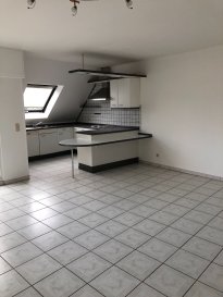Nous vous proposons en location un agréable appartement à Mersch au 3ème étage dans une charmante résidence sans ascenseur.
Il est composé comme suit; un séjour avec cuisine équipée et ouverte, une terrasse avec une magique vue sur la verdure, un hall avec placard et vestiaire, une salle de bain, 2ch à c, une place parking intérieur.
Il est proche de toutes commodités; la gare de Mersch et nombreuses lignes de bus pour se rendre à Luxembourg ville, Ettelbruck...la route du nord, les centres commerciaux du Mierschbierg, le cactus...
Pour plus d'amples renseignements n'hésitez pas à nous contacter au tél; 691661966.