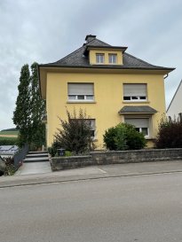Bonne maison 4 façades en parfait état, sur 6,26ares de terrain.

Cette maison est constituée au Rch d'un hall d'entrée, d'une cuisine équipée avec place pour coin repas avec sortie sur balcon, d'un salon et d'une salle à manger séparés par une large porte vitrée et d'un wc visiteur.

Au premier étage se trouvent 4 belles chambres et une sdb (avec fenêtre).

Au dernier étage, un beau grenier aménageable.

Au sous-sol: garage pour 1 voiture, buanderie, chaufferie et cave.
Jardin
Chauffage urbain avec le voisin
