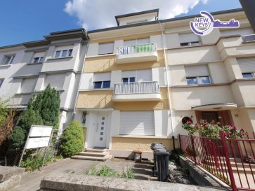 Appartement 1 chambre avec balcon — Esch-sur-Alzette — 48 m².

Au 1er étage d'une petite copropriété de 3 appartements (sans ascenseur), appartement comprenant :

- Cuisine équipée ouverte sur le living
- 1 chambre avec salle de douche/WC attenante
- Balcon

En complément : cave privative, buanderie commune et jardin partagé.


>>>> Contactez-nous au 691 216 830 ou par e-mail : smarrocco@newkeys.lu pour toute information complémentaire ou pour organiser une visite.

------------------------------------------

Les prix s'entendent frais d'agence inclus dans le prix et payable par le vendeur.
Nous recherchons en permanence pour la vente et pour la location, des appartements, maisons,
terrains à bâtir pour notre clientèle déjà existante.
N'hésitez pas à nous contacter si vous avez un bien pour la vente ou la location.
Estimation gratuite.

**** Découvrez tous nos autres biens sur notre site **** www.newkeys.lu****

 ---------- 
1-Bedroom Apartment with Balcony — Esch-sur-Alzette — 48 m²

On the 1st floor of a small condominium of 3 units (no lift), apartment comprising:

Fully equipped kitchen open to the living room
1 bedroom with en-suite shower room/WC
Balcony

In addition: private cellar, shared laundry room and shared garden.
Currently rented — ideal for investors.




Contact us at 691 216 830 or by e-mail: smarrocco@newkeys.lu for any further information or to arrange a viewing.





Prices include agency fees, payable by the seller.
We are constantly looking for apartments, houses and building plots for sale and for rent, on behalf of our existing clients. Please don't hesitate to contact us if you have a property to sell or rent. Free valuation.
**** Discover all our other properties on our website **** www.newkeys.lu****